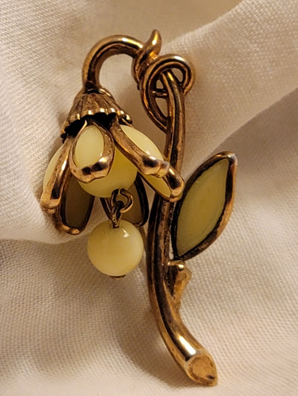 Vtg Trifari Delicate Yellow Milk Glass Flower Brooch in Gold Tone
